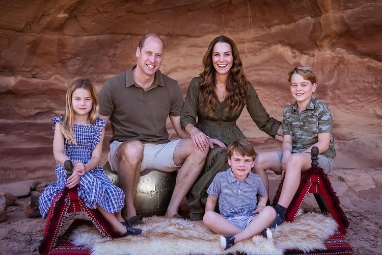 Kate Middleton dan Pangeran William mengunggah foto keluarga untuk tradisi kartu natal 2021 yang diadakan Kerajaan Inggris.