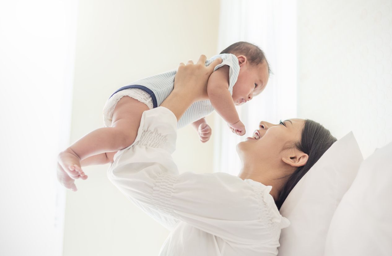Menjadi ibu dengan banyak pekerjaan di dalamnya harus kreatif untuk menikmati peran tanpa harus kehilangan diri sendiri. Bagaimana caranya, ya?