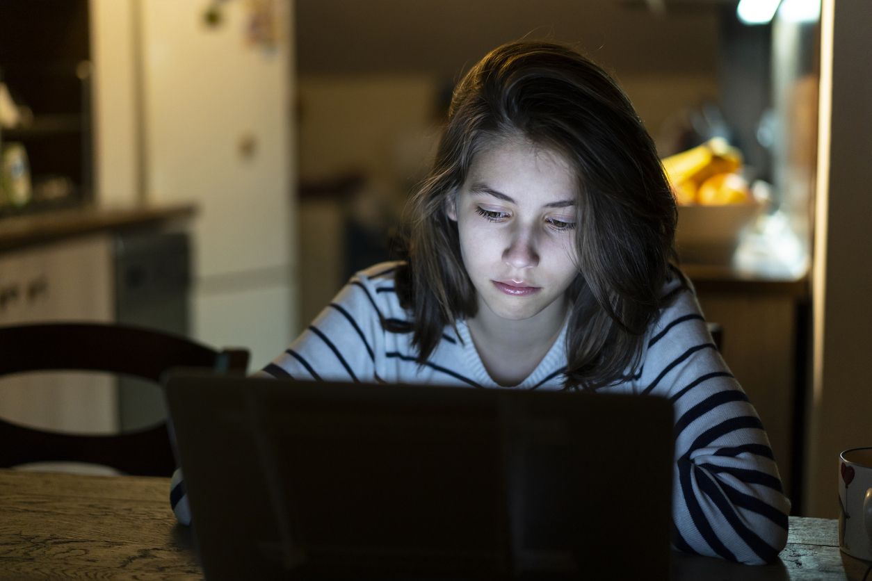 Terdapat tanda kekerasan pada perempuan berbentuk stalking yang perlu kamu waspadai. Simak ulasan selengkapnya!