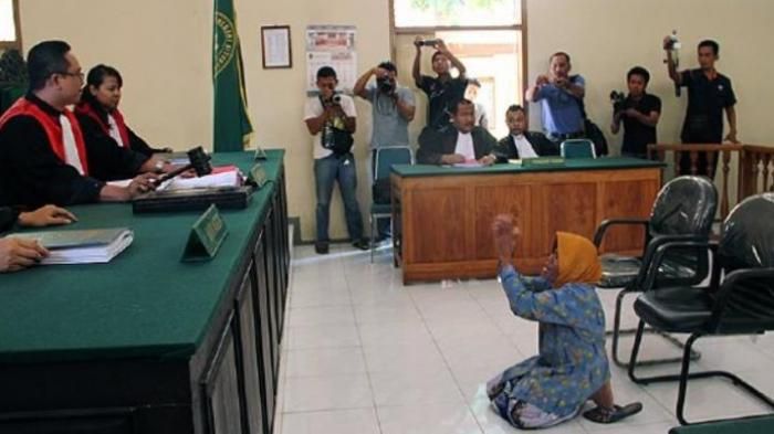 Baru-baru ini, kasus Rachel Vennya di persidangan menjadi perbincangan publik. Warganet membandingkannya dengan kasus Nenek Asyani.