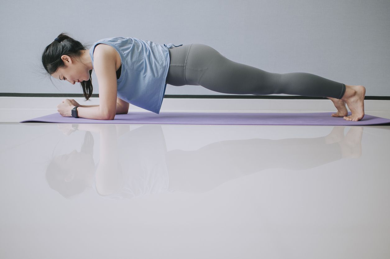 Variasi plank olahraga untuk perempuan dapat mengencangkan punggung ini dapat dicoba di rumah. Berikut variasi plank yang dapat dicoba!