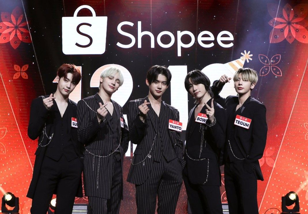 Tampil di acara Shopee Indonesia, boyband TXT punya nama lokal yang khas, Yeonjun jadi Yanto dan Beomgyu jadi Bowo.