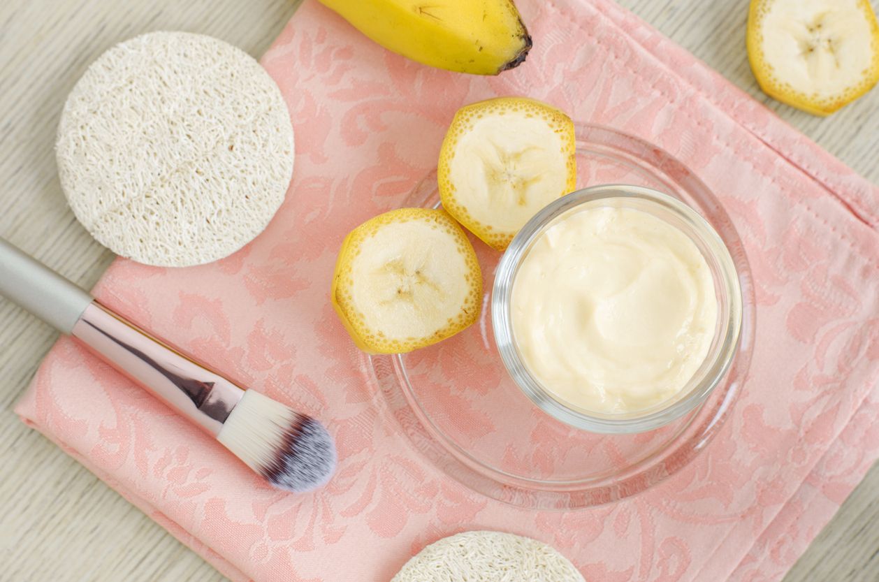 Masker pisang untuk wajah tak hanya mudah dibuat, tetapi bisa bantu mengatasi berbagai masalah kulit. Simak yuk DIY masker pisang berikut!