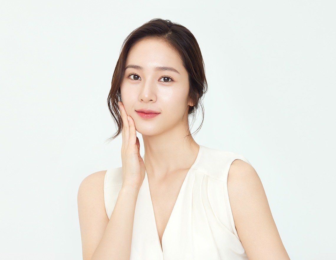 Krystal Jung punya kecantikan yang awet muda dan terlihat flawless. Ini dia rekomendasi skincare yang dipakai Krystal Jung yang bisa kamu coba.