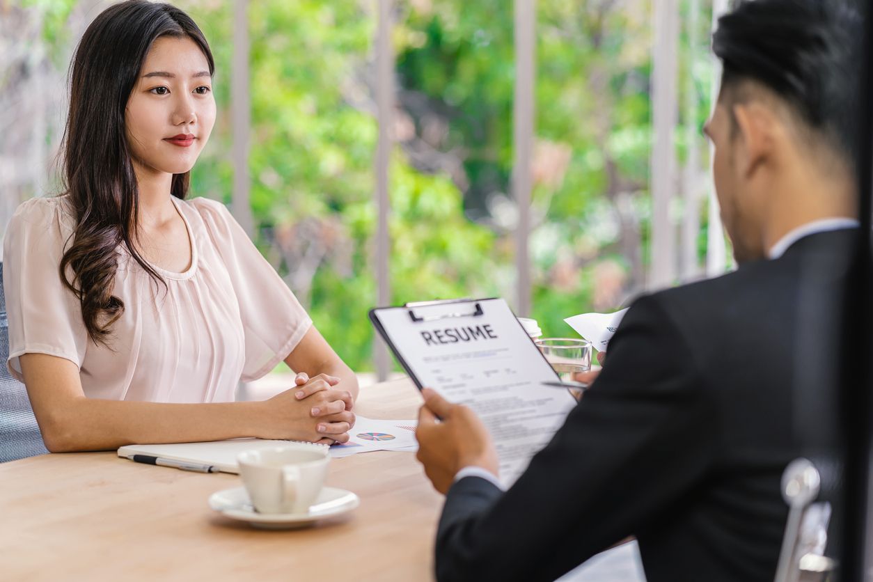 Setiap wanita karir tentu menginginkan sosok atasan yang baik. Simak cara mengenali tanda calon atasan yang buruk saat wawancara kerja. 