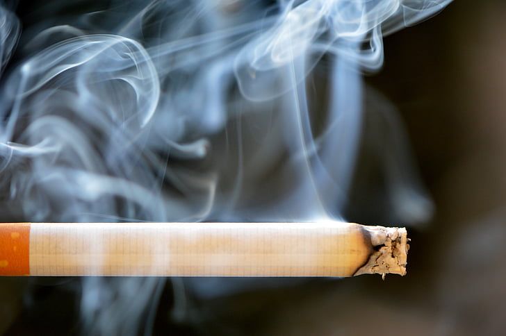 Mengawali tahun baru 2022, harga rokok berbagai merek di pasaran akan mengalami kenaikan. Hal ini daftar harga terbarunya.