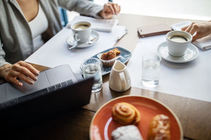 Wanita karir yang menyukai kopi dapat memilih ide makanan pendamping kopi berikut. Di antaraya yakni bagel, kue caramel, dan masih banyak lagi!
