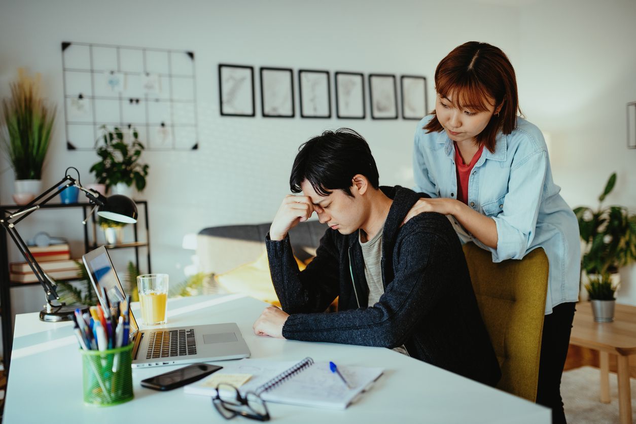 Terdapat tips khusus untuk perempuan menikah dengan workaholic agar hubungan tetap harmonis. Simak ulasannya!