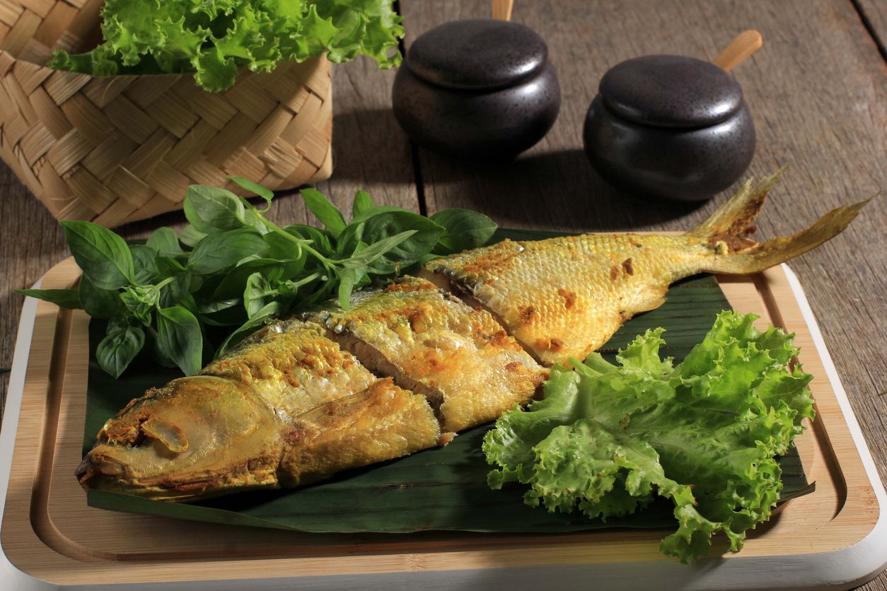 Bau amis ikan di dapur bisa hilang dengan 3 cara mudah, mulai dari memanfaatkan cuka putih, rempah-rempah, hingga lilin aroma.