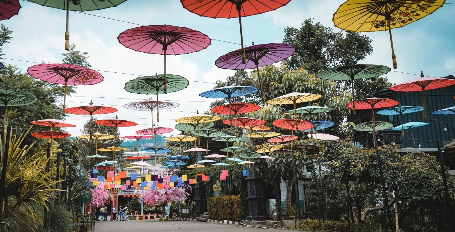 Kawan Puan, ingin jalan-jalan sekaligus foto-foto dengan spot Instagramable? Yuk, kunjungi Sarae Hills di Bandung ini.