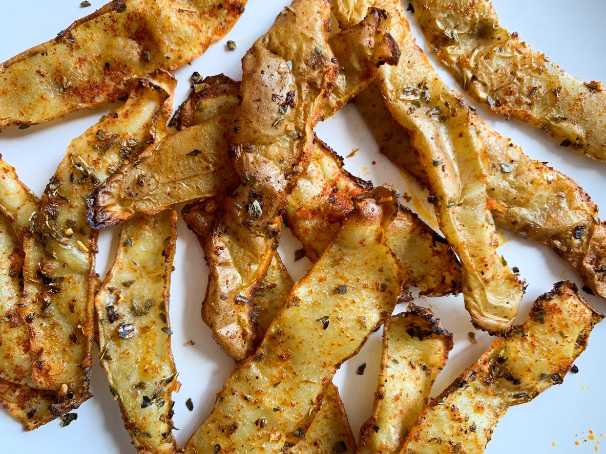Jangan dibuang dulu kulit kentang sisa karena bisa diolah kembali menjadi keripik renyah. Simak, tips memasak mudah kulit kentang sisa ini.
