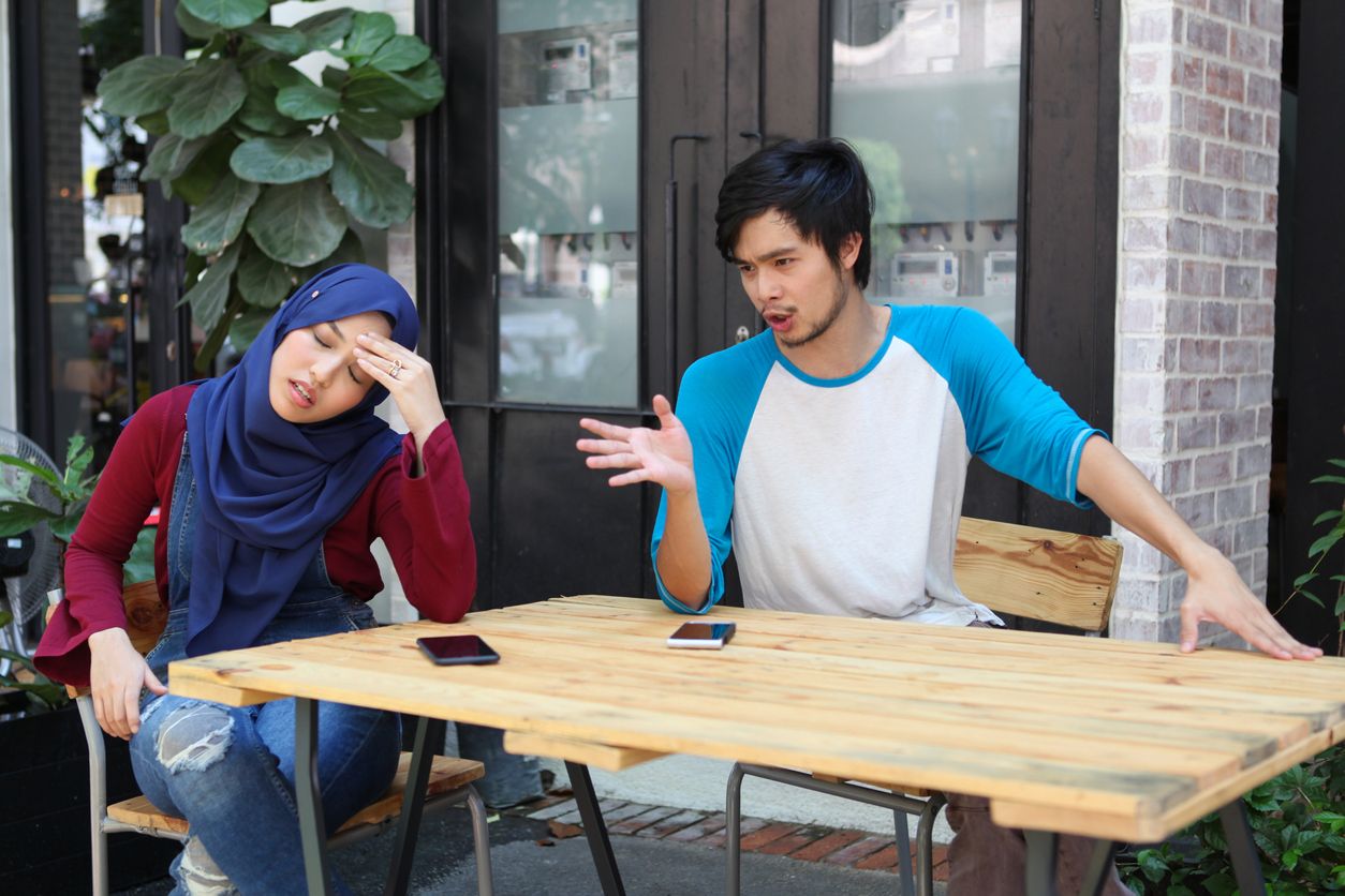 Agar konflik hubungan asmara tidak semakin memanas, segera akhiri pertengkaran tersebut dengan cara berikut ini, yuk!