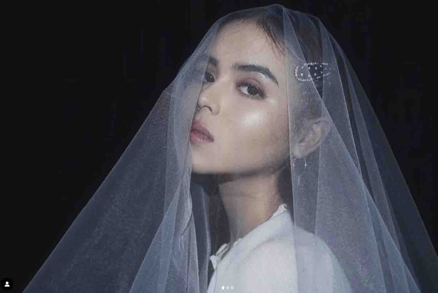 Abu jenazah dari mendiang selebgram Laura Anna baru saja dilarungkan ke laut, para keluarga dan sahabat terlihat ikut menabur bunga.