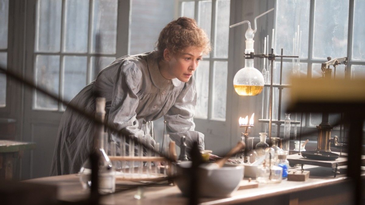Review film Radioactive yang mengisahkan sisi lain kehidupan Marie Curie, ilmuwan perempuan yang berjuang di dunia sains yang maskulin.