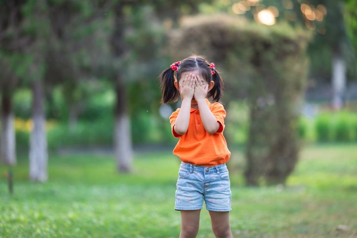 Saat persiapan sekolah tatap muka maupun hari-hari lainnya, hindari kesalahan dalam membesarkan anak introvert.