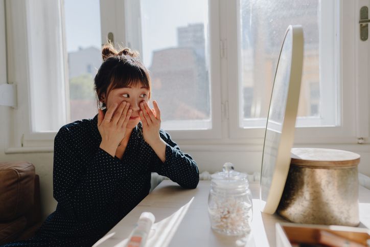 Pastikan kandungan bahan yang aman untuk kulit sensitif ini sebelum kamu membeli produk skincare viral di TikTok.