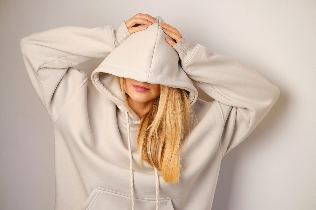 Agar bisa tampil modis dan trendy dengan outfit oversized, coba simak beberapa tips berikut ini, yuk!