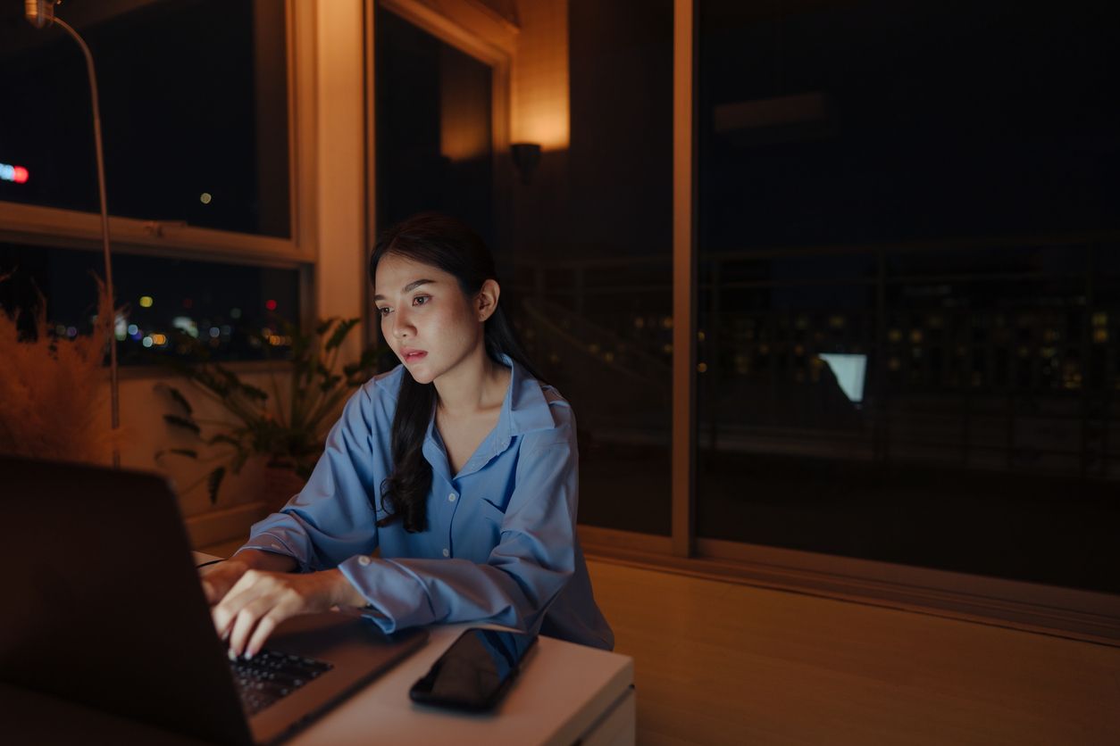 Bekerja dari rumah bukan berarti kamu harus sering lembur. Ini tips untuk menghindari terlalu sering lembur saat WFH.