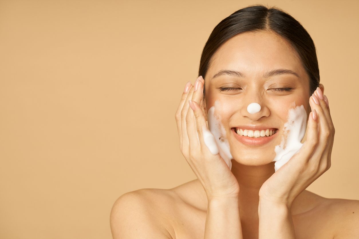 Acne cleanser lokal menjadi salah satu produk skincare viral di TikTok. Yuk simak perbedaan acne cleanser dari Avoskin dan Glowinc Potion!