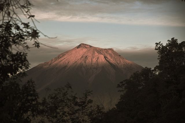 Mendaki gunung sering jadi salah satu cara merayakan Kemerdekaan RI. Ini 5 rekomendasi gunung di Indonesia.
