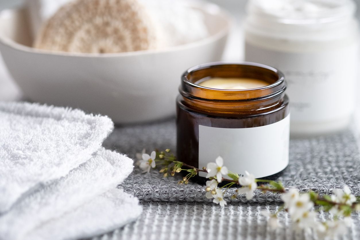 Apakah kulit acne-prone boleh menggunakan cleansing balm saat membersihkan makeup? Ini penjelasan dermatolog.