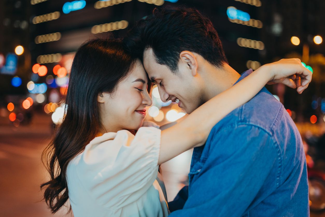 Perempuan menikah dan pasangan dapat selalu berupaya agar hubungan sehat dan bahagia. Simak cara membangun hubungan bahagia di sini!