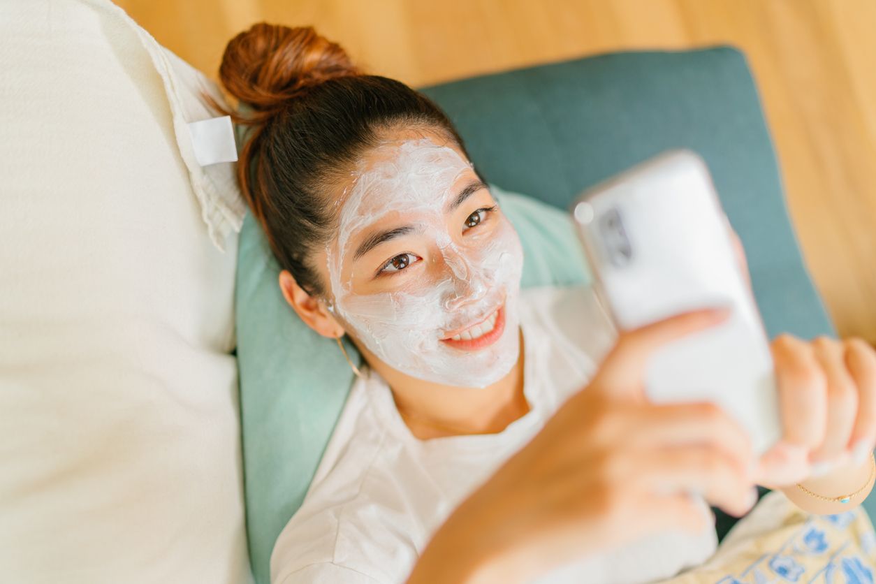 Terdapat sejumlah masker yang jadi skincare viral di TikTok dapat bantu mengatasi masalah pori-pori besar. Simak rekomendasi masker berikut!