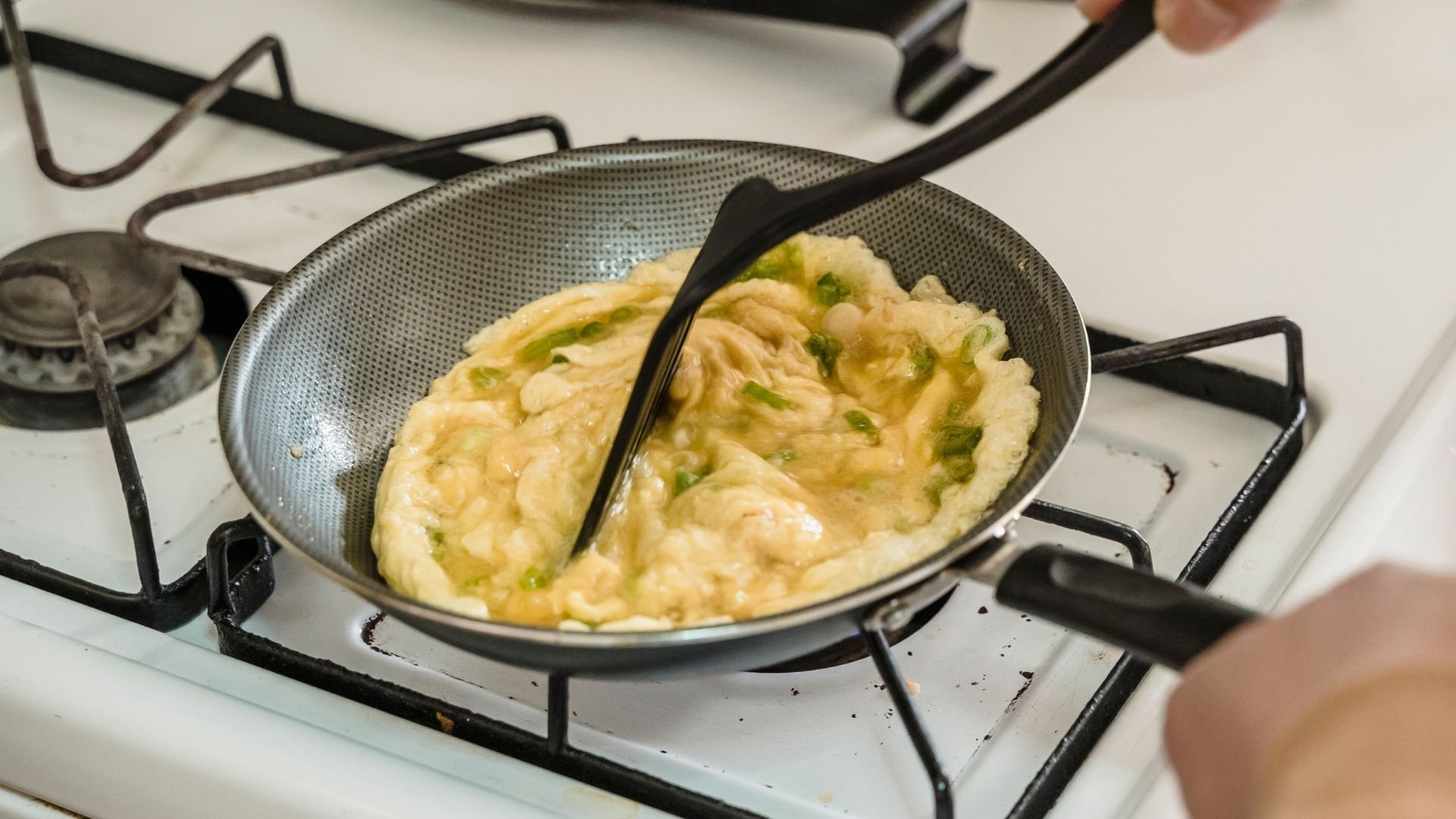 Peralatan masak anti lengket seperti panci dan wajan kini banyak digunakan.
Begini cara merawatnya, simak.