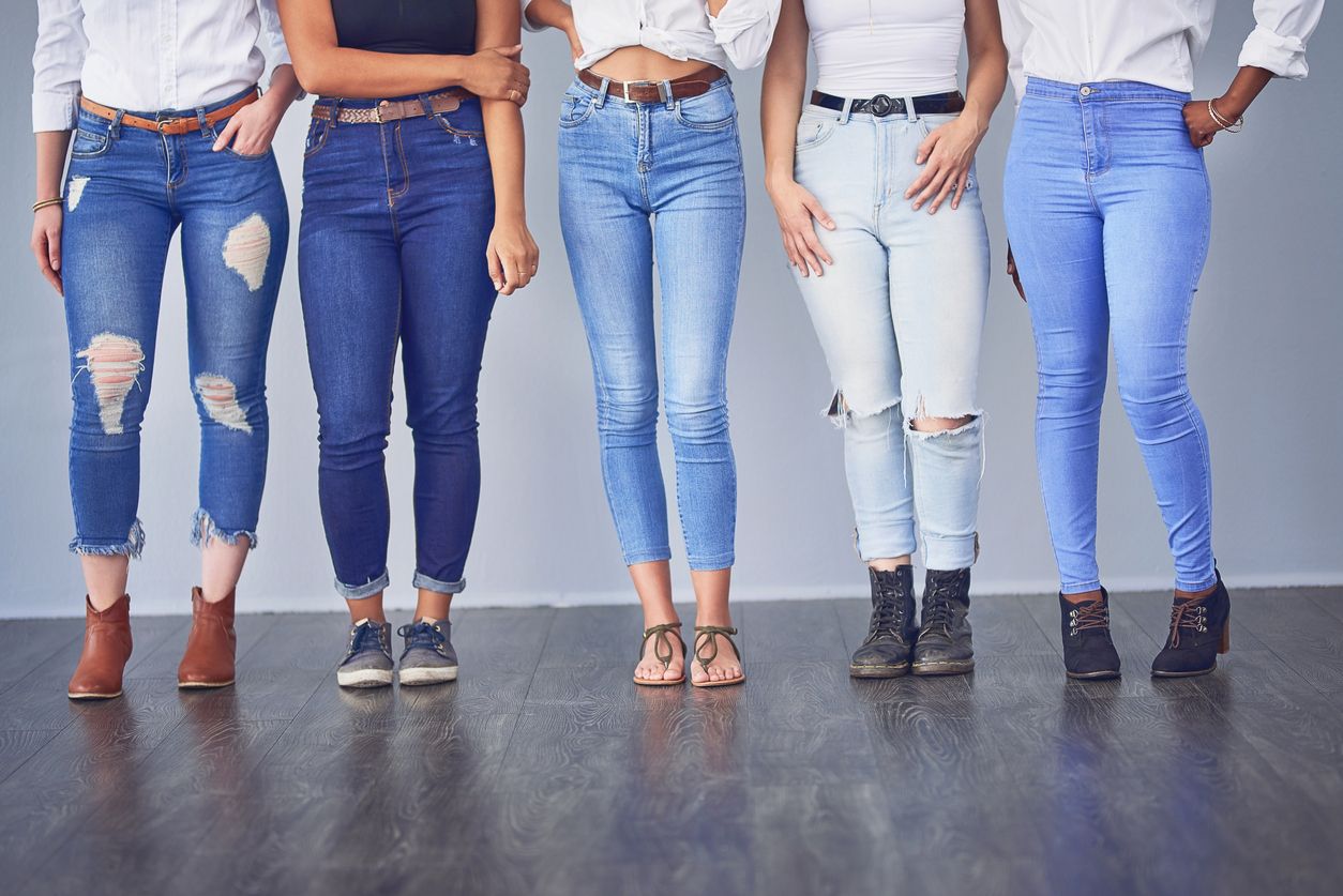 Celana jeans menjadi fashion item yang turut menyumbang limbah lingkungan. Oleh karena itu muncullah tren celana jeans ramah lingkungan, apa itu?
