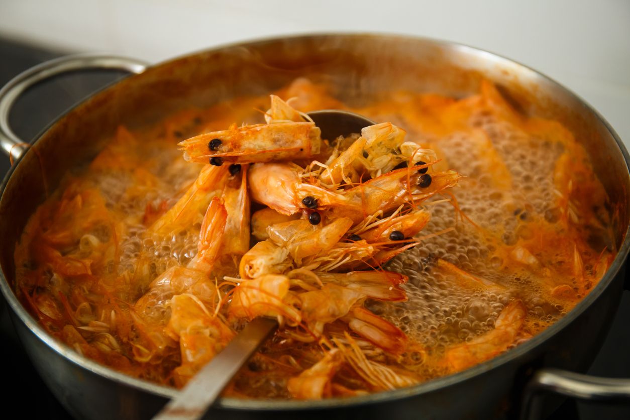Jangan dibuang kepala dan kulit udang yang tidak digunakan. Yuk, coba tips memasak mudah kaldu udang dari sisa kepala dan kulitnya berikut.