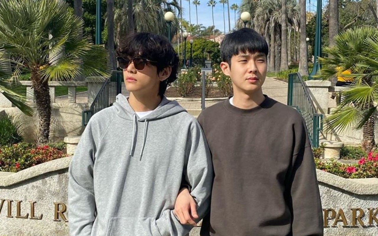 Unggah foto mirror selfie bersama, intip persahabatan V BTS dan aktor Choi Woo Shik yang sehat dan produktif.
