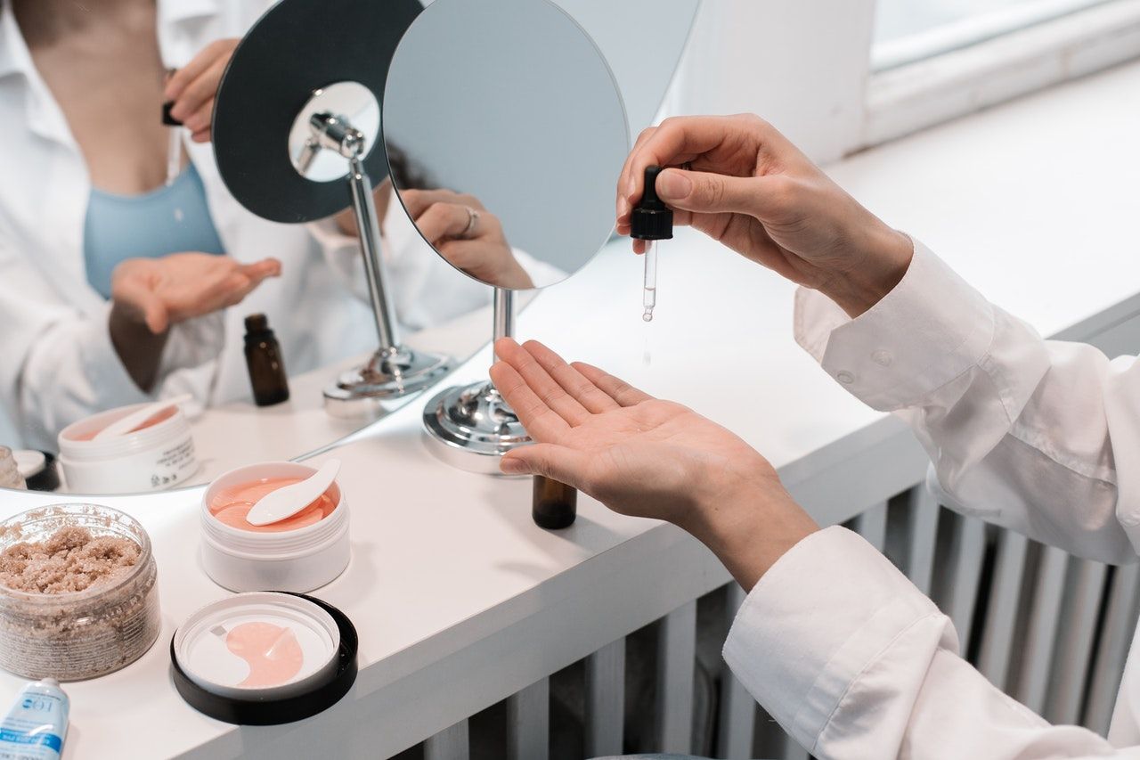 Dari sekian rangkaian skincare viral di TikTok, 3 rangkaian ini diformulasikan untuk anti-aging. Yuk, simak rekomendasi skincare anti-aging ini!