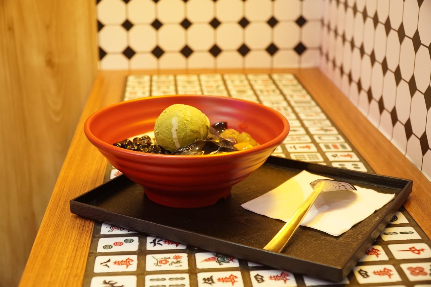 Usai makan, kita bisa menikmati dessert. Salah satu dessert yang cocok ialah dessert Taiwan dari Hong Tang