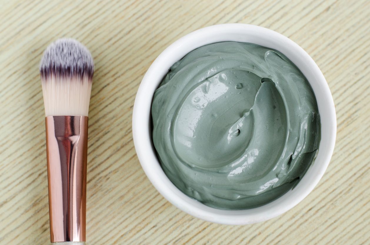 Ada banyak bahan alami yang bisa dimanfaatkan untuk merawat kulit wajah, salah satunya bentonite clay. Simak penjelasan selengkapnya!