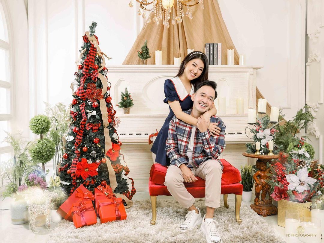 Berikut ini sederet potret artis saat berfoto menyambut perayaan Natal 2021. Ada siapa saja? Yuk intip