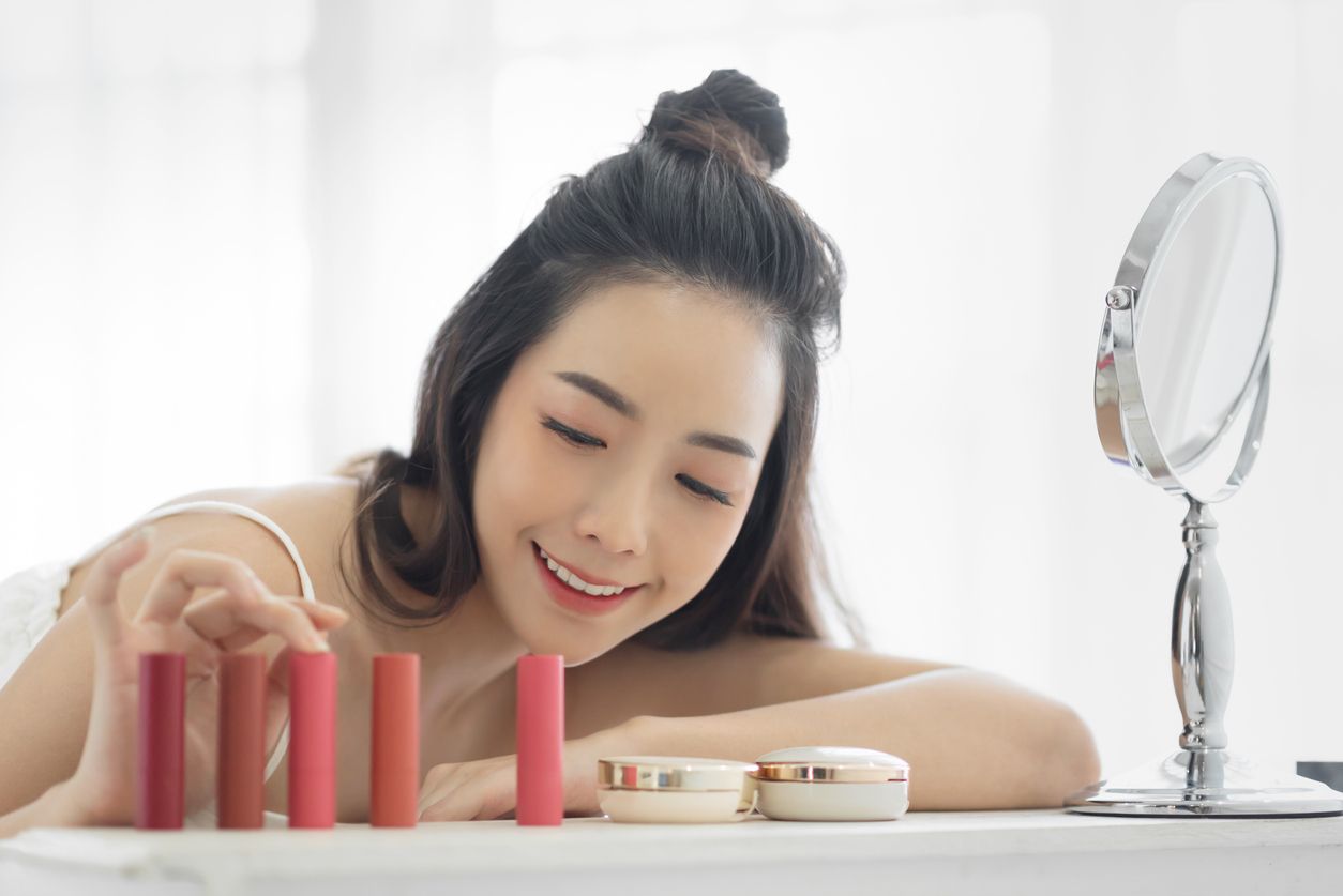  Salah menerapkan lipstik bisa menyebabkan kesan wajah terlihat lebih dewasa daripada usia kita. Ada apa saja?