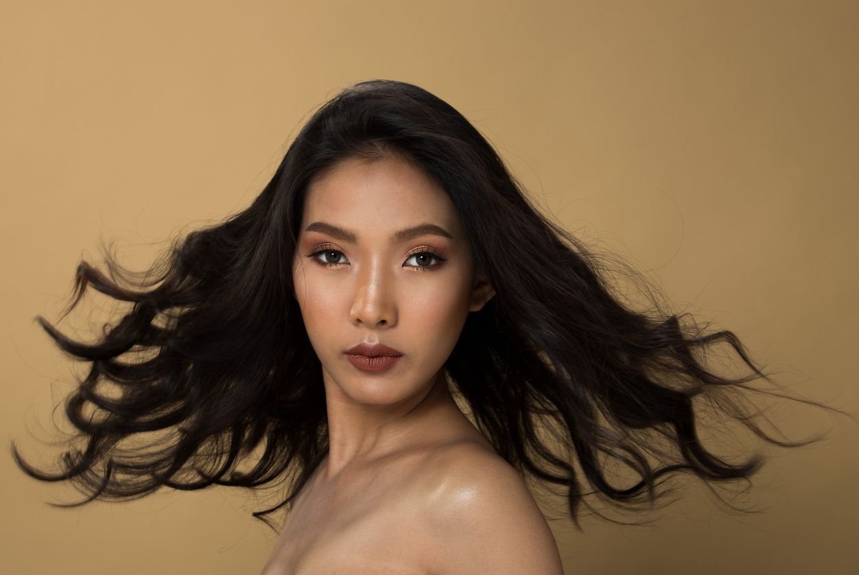 Lipstik  shade warna gelap cenderung dihindari, padahal jika diaplikasikan dengan benar akan membuat kesan bold yang menawan. Yuk, simak tipsnya.