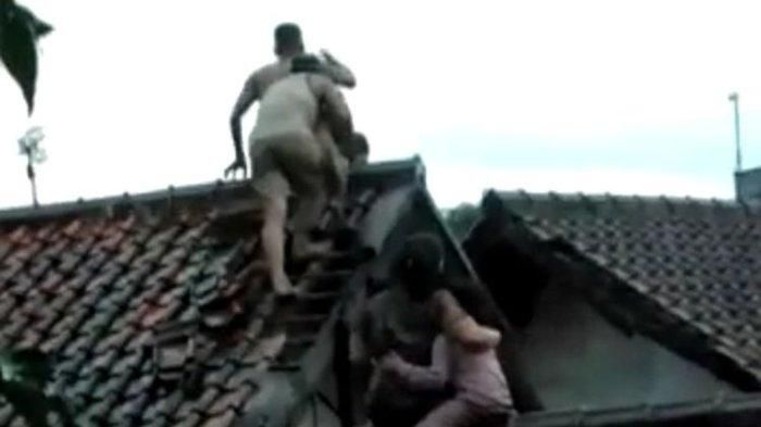 Berikut keterangan BPBD terkait video viral keluarga mencoba menyelamatkan diri di tengah terjangan banjir