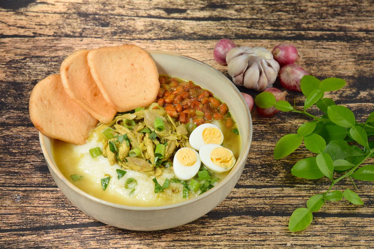 Kawan Puan mencari ide sarapan pagi? Yuk, praktikkan tips memasak mudah bubur gurih dan antilengket yang cocok untuk sarapan ini.