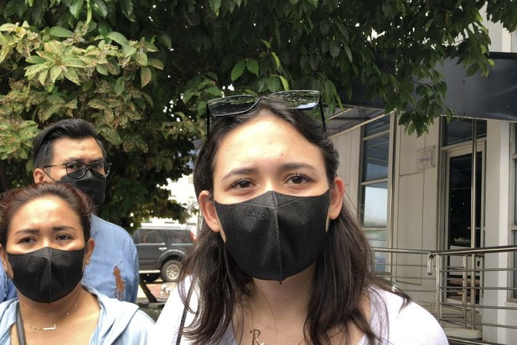 Kakak Laura Anna, Greta Irene beberkan kondisi kedua adiknya, Petra dan Janos pada Selasa (28/12/2021) di Pengadilan Negeri Jakarta Timur.