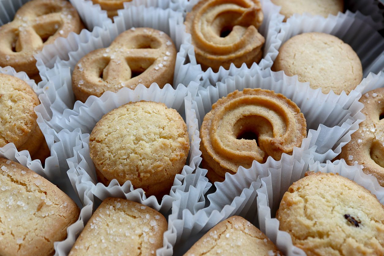Salah satu kue kering populer di Indonesia adalah butter cookies. Yuk, praktikkan 5 tips memasak mudah butter cookies di rumah ini.