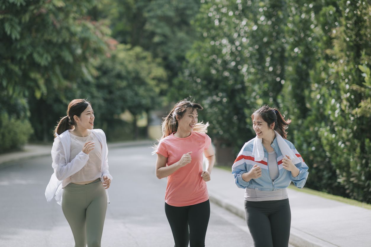 Untuk bantu cegah penuaan, terdapat olahraga untuk perempuan yang bisa dilakukan. Salah satunya jogging. 