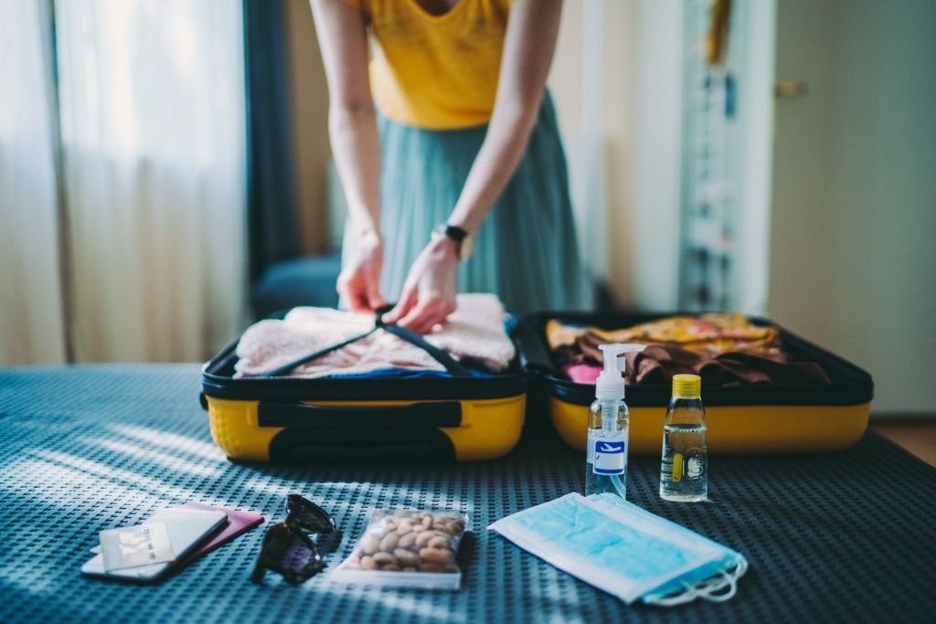 Berikut ini tips packing liburan naik pesawat yang layak dicoba. Salah satunya pakai plastik kompresi!