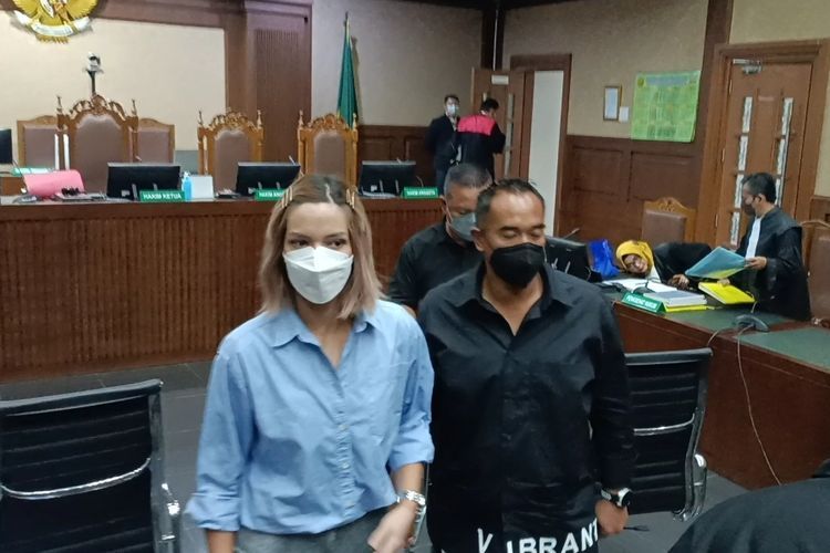 Nia Ramadhani dan Ardi Bakrie bacakan pledoi di Pengadilan Negeri Jakarta Pusat pada Kamis (30/12/2021).