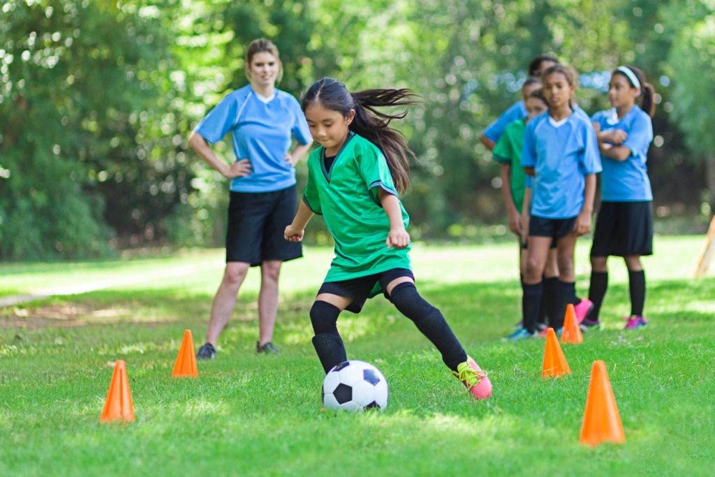 Olahraga sepak bola bukan hanya untuk laki-laki tapi perempuan juga bisa memainkannya. Berikut ini 5 manfaat sepak bola bagi perempuan. Yuk, simak!