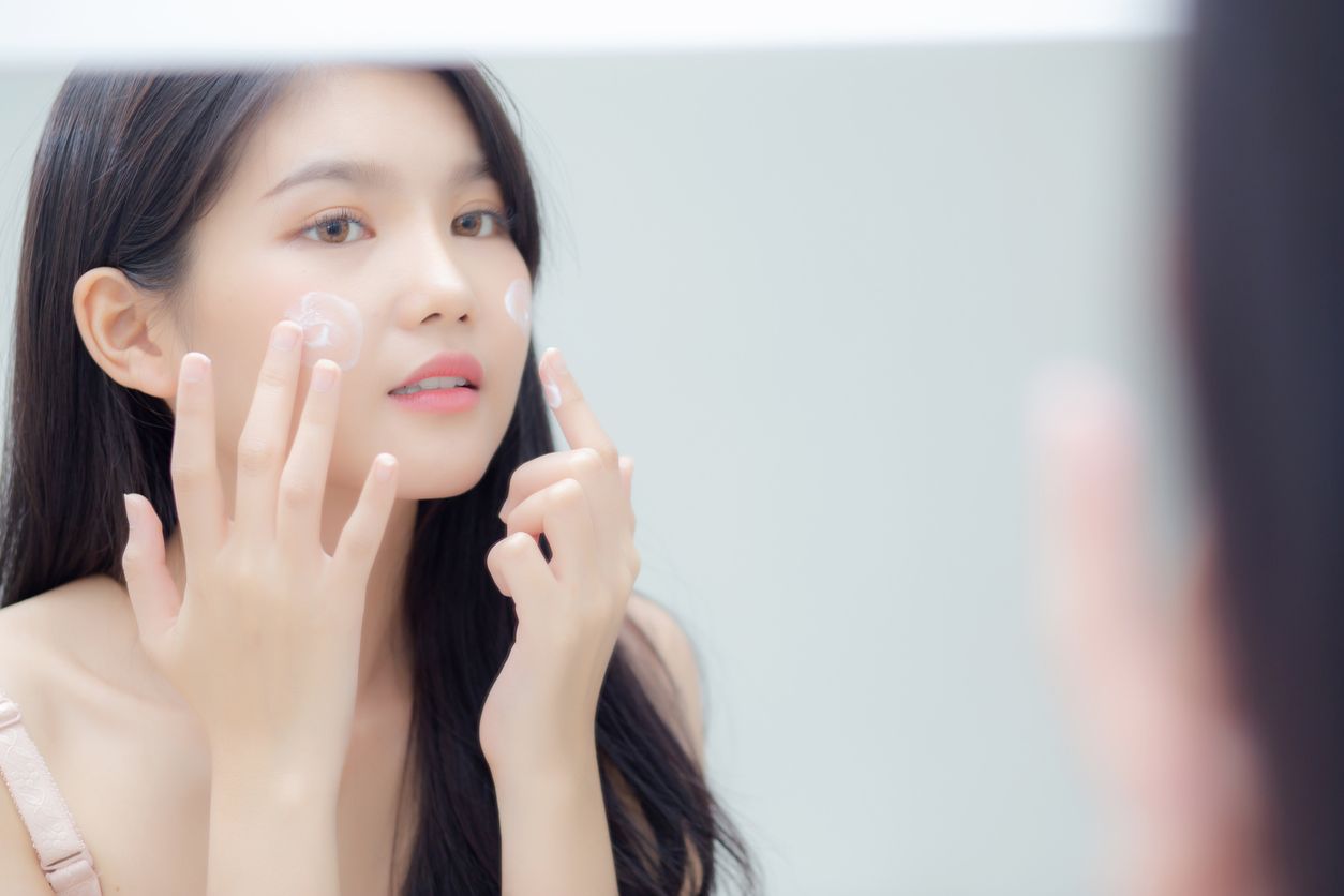 Terdapat sejumlah sunscreen yang jadi skincare viral di TikTok. Berikut rekomendasi sunscreen tanpa alkohol yang cocok untuk kulit sensitif!