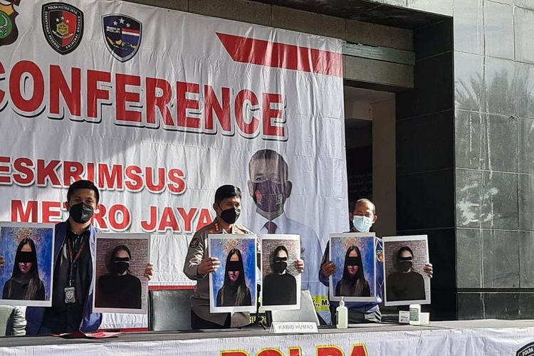 Artis CA ditangkap karena dugaan prostitusi online pada Rabu (29/12/2021) di Hotel Ascott, Jakarta Pusat. Ini kronologinya.