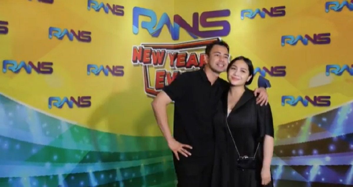 Raffi Ahmad dan Nagita Slavina bagi-bagi hadiah iPhone 13 hingga umroh untuk karyawan di malam tahun baru.
