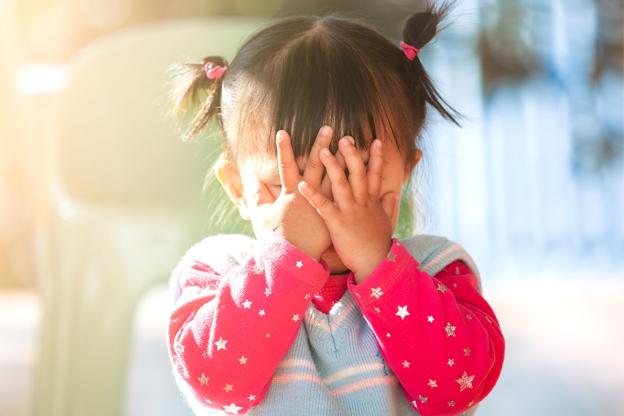 Meninggalkan anak tiba-tiba dapat mengembangkan dampak bagi kesehatan mental anak, salah satunya trauma. Simak, tips pamit ke anak berikut.