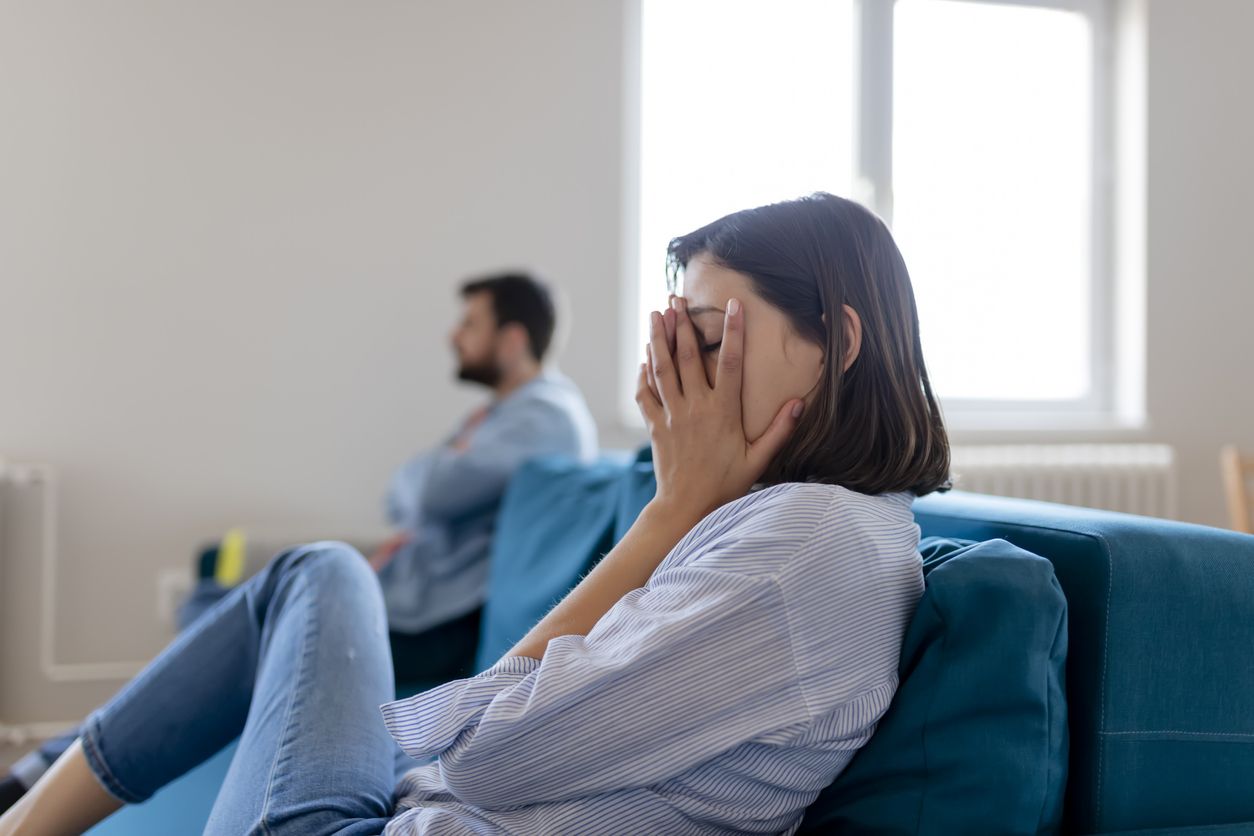Sebelum perempuan menikah, kenali ini 7 tanda pasangan kamu seorang sosiopat, yakni memiliki gangguan kepribadian antisosial. Simak ulasannya!